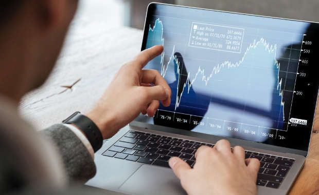 Data Management System (DMS) with Business Analytics concept. businessman working with provide information for Key Performance Indicators (KPI) and marketing analysis onn virtual computer