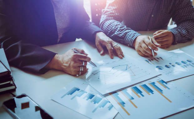 Data Management System (DMS) with Business Analytics concept. businessman working with provide information for Key Performance Indicators (KPI) and marketing analysis onn virtual computer